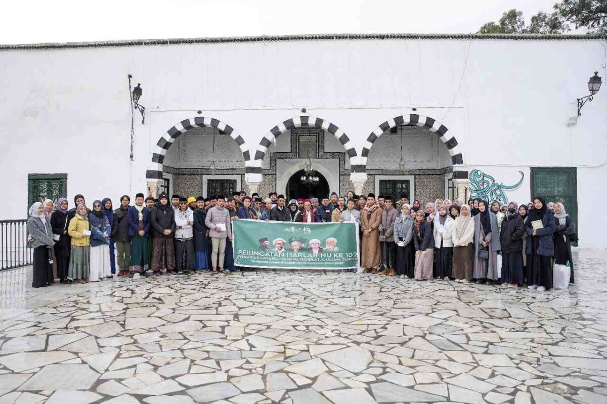 Warga PCINU Tunisia di sela-sela ziarah di makam Syeikh Muhammad Thahir bin Asyur kemudian acara dilanjutkan dengan Ijazah Kubro Tarekat Syadziliyah di Zawiyah Syadziliyyah, Sabtu, 18 Januari 2025.

