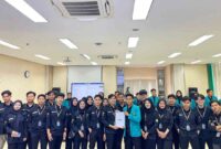 POV: Ketua DPM-U terpilih Asrof Farouq Ahmad Farizzi, Ketua DPM-U demisioner, Saifurrizqi, secata simbolik melakukan serah-terima jabatan