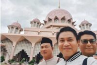 Pose bersama dengan latarbelakang masjid Putra, Putrajaya Malaysia/ dok istimewa