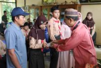 Pemberian bantuan kacamata gratis kepada siswa yang mengalami gangguan penglihatan di halaman SMP Negeri 2 Kalinyamatan, Jumat (24 Januari 2024).
