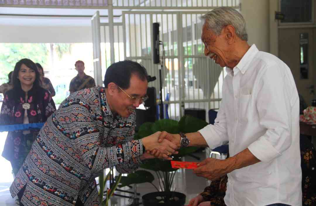 Tumbuhkan Solidaritas, Alumni Lintas Angkatan SMP Santo Yosef Surabaya Gelar Kegiatan “Charity with Love: Berbagi Kasih, Menebar Bahagia”