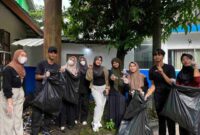 Ratusan volunteer 'Green Heroes of Serang' dan 'Trash Ranger Banten' dalam aksi sapu bersih Alun-alun Kota Serang, Minggu, 26 Januari 2025