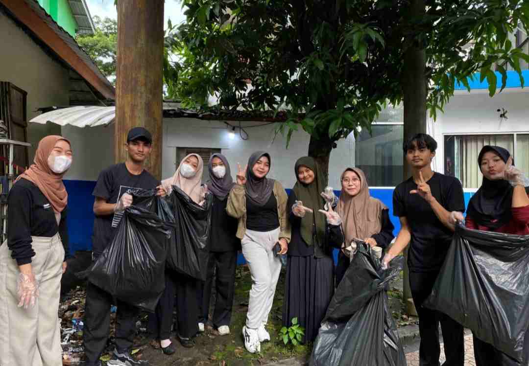 Kolaborasi, Ratusan Volunteer Green Heroes of Serang dan Trash Ranger Banten Sapu Bersih Alun-alun Kota Serang