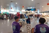 Penumpang di Bandara Ahmad Yani Semarang disuguhkan dengan atraksi barongsai hingga menikmati kue keranjang, Rabu (29/1/2025). (Foto: Bandara Ahmad Yani Semarang)