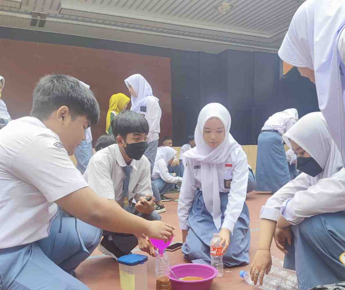 Siswa Kelas 10-5 SMAN 29 Jakarta Gelar Panen Eco Enzim, Berinovasi untuk Lingkungan