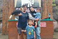 Salah pengunjung Semarang Zoo berfoto dengan satwa burung koleksinya. Dok Istimewa