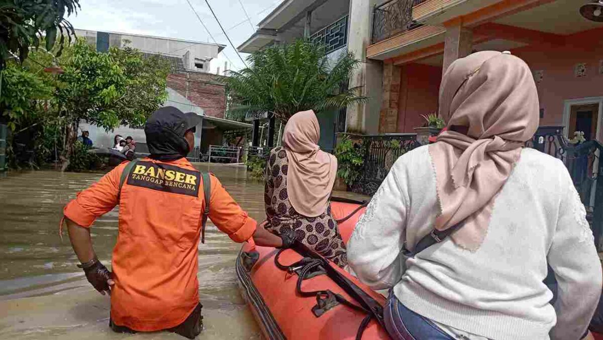 Banser Tanggap Bencana saat proses evakuasi korban terdampak banjir di Patebon. Selasa, 21/1/2025