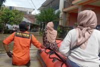 Banser Tanggap Bencana saat proses evakuasi korban terdampak banjir di Patebon. Selasa, 21/1/2025