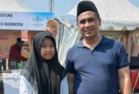 Gus Taj Yasin Maimoen bersama santri Ma'had Al Inhadl Kendal saat acara Hari Santri Nasional 2024 di Simpang Lima Semarang. Dok: Firdaus