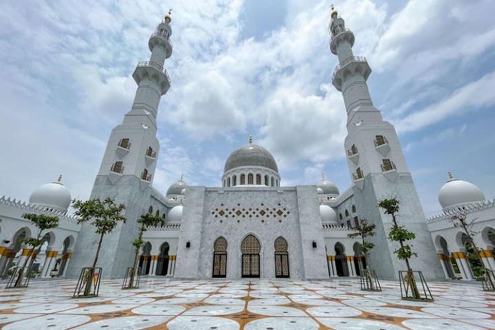 Peringatan Isra Mi’raj di Masjid Raya Sheikh Zayed Solo