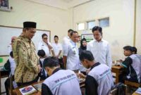 Wakil Presiden RI Gibran Rakabuming didampingi Wakil Gubernur Jawa Tengah Taj Yasin saat meninjau pelaksanaan Makan Bergizi Gratis di SMK Ma'arif Magelang. Dok: Istimewa 