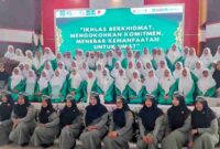 Ketua dan sekretaris PC Fatayat NU Kota Semarang berfoto bersama pengurus lembaga seusai prosesi pelantikan di rumah dinas Wali Kota Semarang. Foto: Rifqi/Lingkar.co