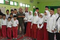 Perwakilan guru dan siswa Madrasah Ibtidaiyah Kecamatan Ringinarum serahkan donasi ke NU Peduli Kabupaten Kendal. Senin, 3/2/2025.