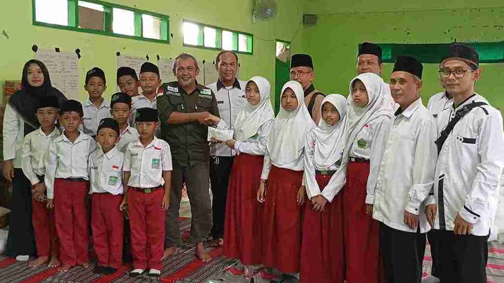 Bencana Melanda Kendal, Siswa Madrasah Ibtidaiyah di Ringinarum Galang Donasi untuk Korban