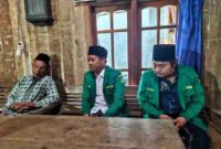 PAC GP Ansor Kaliwungu Selatan Sowan ke Rois Syuriah MWC NU Kaliwungu Selatan, Kiai Husnun Warsin. Dok: Sigit Wagiyanto