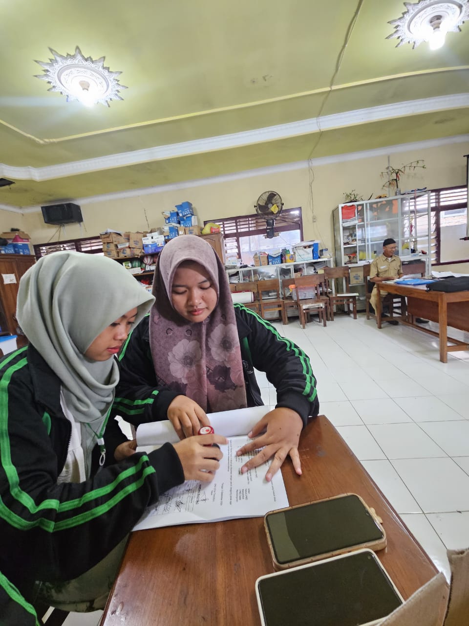 KKN Setia WS Bantu Kelola Administrasi di Balai Desa Tanggul