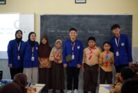 Foto bersama siswa usai mahasiswa KKN Universitas Negeri Malang saat sosialisasi kebudayaan di SDN Sumbergondo 1, Desa Sumbergondo, Kecamatan Bumiaji, Kota Batu, Jumat (14/3/2024)