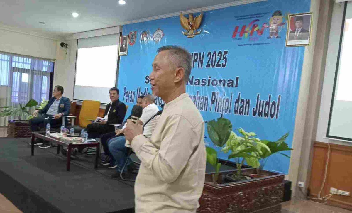 Kepala Departemen Perlindungan Konsumen Otoritas Jasa Keuangan (OJK) Rudy Agus Purnomo Raharjo menjelaskan tentang program pencegahan pinjol dan judol di kampus Universitas Sahid, kawasan, Tebet, Jakarta Selatan, Jumat (31/1/2025).