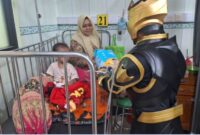 POV: saat relawan Nurul Hayat dan komunitas Hore Indonesia membagikan 100 paket kepada anak penderita kanker di Rumah Sakit Dr. Soetomo, Surabaya