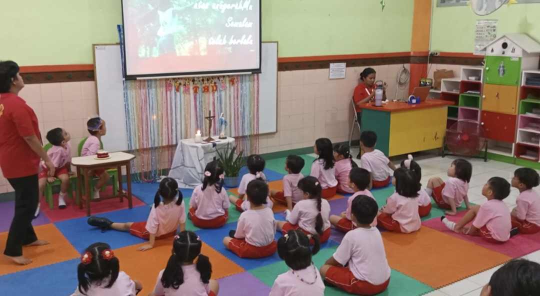 Tumbuhkan Nilai Kebersamaan, KB – TK Santo Carolus Adakan Ibadat Ulang Tahun Bagi Siswa yang Ultah