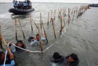 Pasukan Komando Pasukan Katak (Kopaska) TNI-AL membongkar pagar laut di kawasan Pantai Tanjung Pasir, Kabupaten Tangerang, Banten, 22 Januari 2025. TNI AL bersama Kementerian Kelautan dan Perikanan (KKP) serta nelayan kembali membongkar pagar laut sepanjang 30 KM lebih dan ditargetkan akan rampung dalam 10 hari kedepan. Foto; ANTARA/Muhammad Iqbal
