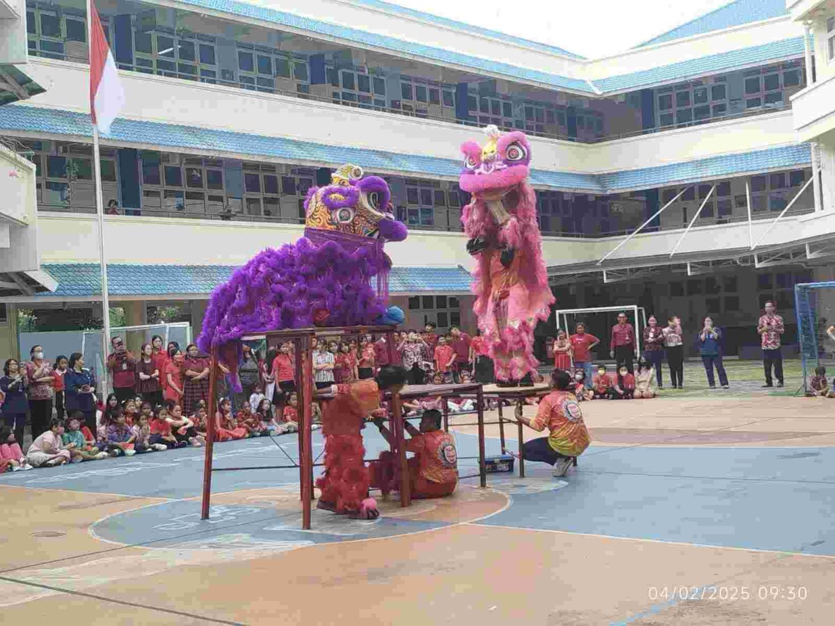 Pertunjukan barongsai dalam rangka merayakan Imlek 2025 TK Tarakanita-SD dan SMP Santo Yosef Surabaya
