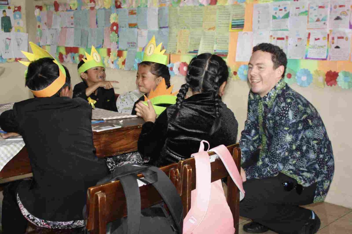 Interaksi: Tim Stapleton, Minister Counsellor of Governance and Human Development Kedutaan Besar Australia di Jakarta, berinteraksi dengan siswa di SDN Ngadisari 1, Sukapura, Probolinggo, Jawa Timur, Kamis (6/2). Tim berkunjung ke Probolinggo untuk melihat dampak implementasi program multigrade.