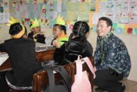 Interaksi: Tim Stapleton, Minister Counsellor of Governance and Human Development Kedutaan Besar Australia di Jakarta, berinteraksi dengan siswa di SDN Ngadisari 1, Sukapura, Probolinggo, Jawa Timur, Kamis (6/2). Tim berkunjung ke Probolinggo untuk melihat dampak implementasi program multigrade.