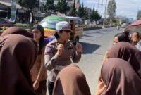 Satuan Lalu Lintas (Satlantas) Polres Tanah Karo saat melaksanakan kegiatan Pendidikan Masyarakat (Dikmas) Lalu Lintas di Jalan Jamin Ginting No. 60, Kabanjahe, Kabupaten Karo/ foto: Roy
