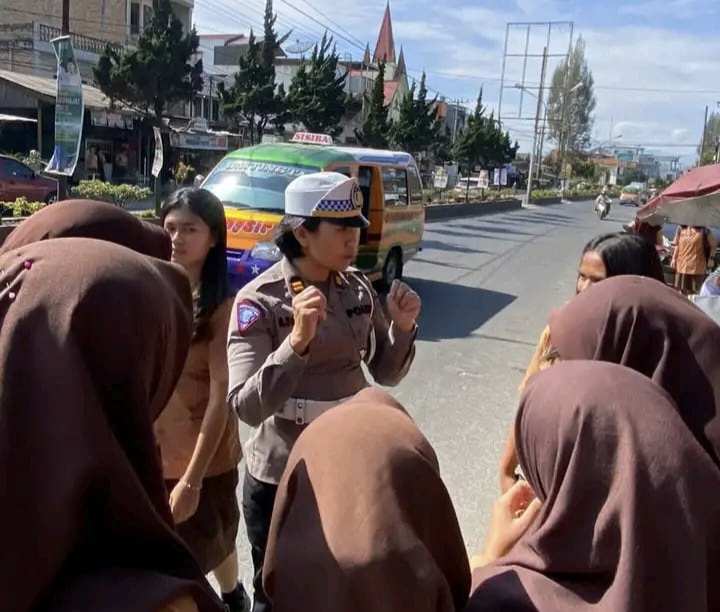 Sasar Pelajar, Satlantas Polres Tanah Karo Bwri Edukasi untuk Tertib Berlalu Lintas