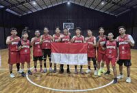 Timnas putra Bola Basket Tuli Indonesia berpose bersama dalam persiapan ikut serta pada kejuaraan bola basket regional khusus untuk atlet tuli pada 1-2 Maret 2025 di Hong Kong. Sumber foto: Federasi Bola Basket Tuli Indonesia (FBBTI)
