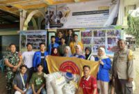 POV: Kader PMII Rayon Averroes saat membagikan bantuan pakaian layak pakai kepada korban banjir bandang di Desa Wonoboyo, Kec. Klabang, Kab. Bondowoso
