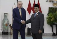 Presiden Prabowo Subianto dan Presiden Turki Recep Tayyip Erdogan bersalaman dalam pertemuan di Istana Bogor, Jawa Barat, Rabu (12/2/2025). (Beritasatu.com/Ichsan Ali)
