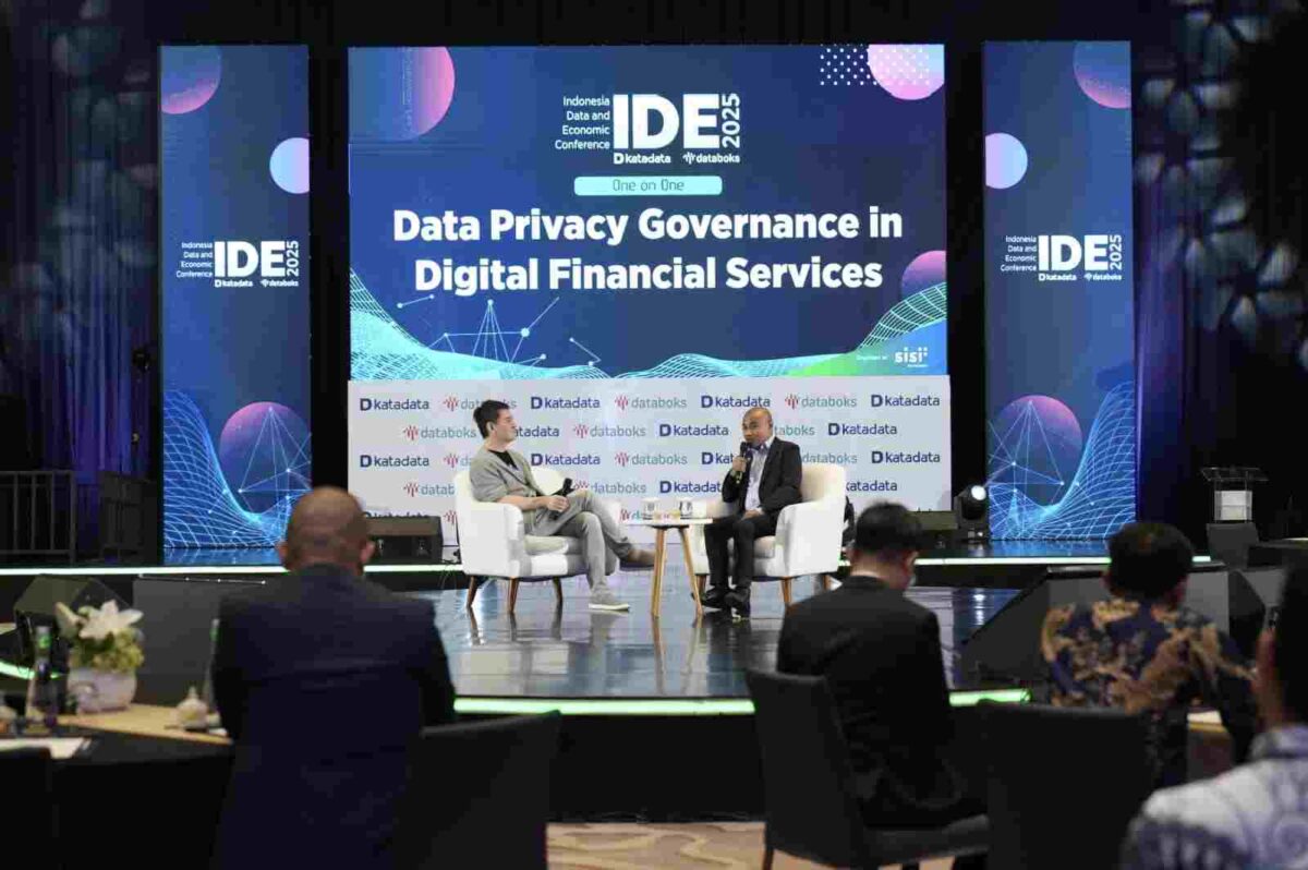 Vince Iswara yang juga CEO DANA (duduk di sebelah kiri) berbicara di IDE Katadata 2025 di Jakarta, Selasa (18/2/2025). Sumber foto: Katadata
