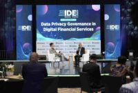 Vince Iswara yang juga CEO DANA (duduk di sebelah kiri) berbicara di IDE Katadata 2025 di Jakarta, Selasa (18/2/2025). Sumber foto: Katadata