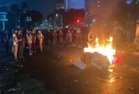 POV: Peserta aksi Indonesia Gelap enggan membubarkan diri dari kawasan Patung Kuda, Monas Jakarta Pusat. Foto/SindoNews
