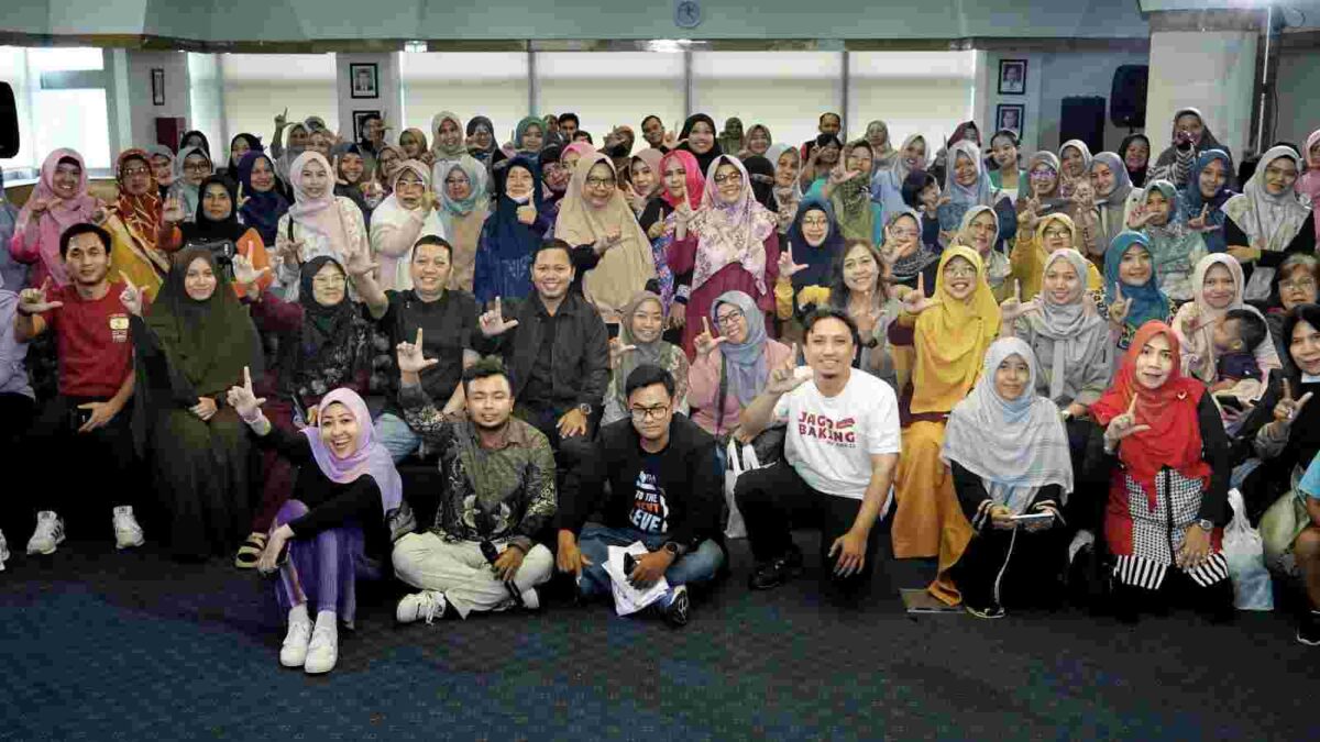 POV: Foto bersama panitia, peserta, dan pembicara dalam Workshop Demo Baking & Food Photography oleh TDA Depok Club Kuliner
