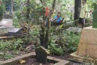 POV: Gugur Gunung sebagai tradisi bersih-bersih lingkungan sekitar, termasuk membersihkan area pemakaman umum warga Kampung Moderasi Sukun Gempol Malang/ dok.istimewa