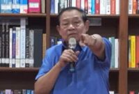 Ketua Majelis Tinggi Partai Demokrat, Susilo Bambang Yudhoyono (SBY) bicara kepda 38 Ketua DPD Demokrat di kediamannya, di bilangan Cikeas, Bogor, Minggu (24/2/2025). SBY bicara soal kepentingan partai yang harus berada di bawah kepentingan negara. / gambar: Tribun Jakarta