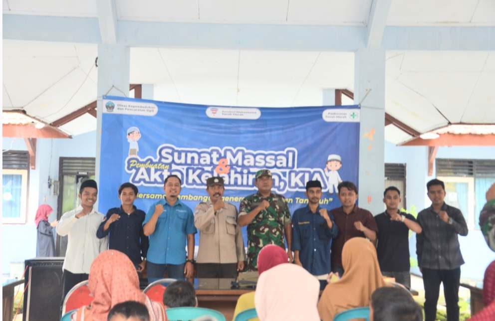 Asosiasi Mahasiswa Tanah Merah Gelar Sunat Massal dan Layanan Administrasi Kependudukan Gratis
