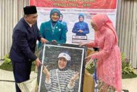 Shinta Nana Sudjana menerima kenang-kenangan dari Nawal Yasin saat acara pisah sambut Ketua TP PKK Jateng. Kamis, 20/2/2025