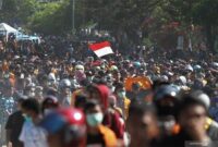 Situasi demonstrasi #Indonesiagelap oleh mahasiswa dan rakyat/ sumber gambar; pinterest

