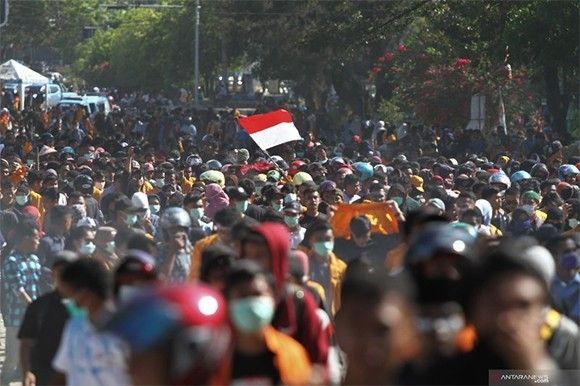 Tolak UU TNI, Aksi Massa di Palangka Raya Kibarkan Bendera Setengah Tiang di Gedung DPRD