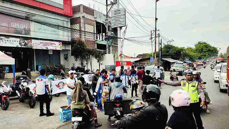 Sinergi Polsek Weleri dan Streetfire Weleri: Berbagi Takjil Sambil Edukasi Keselamatan Berkendara
