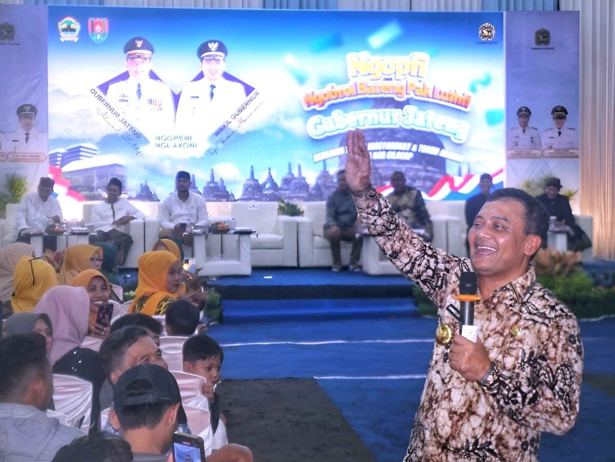 Gubernur Ahmad Luthfi saat acara Ngopfi di Garasi Alat Berat PT Elcander Duta Sarana (EDS), Desa Karangkandri, Kecamatan Kesugihan, Kabupaten Cilacap, Rabu 12/3/2025 malam.