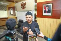 Wagub Taj Yasin saat memberikan keterangan kepada awak media di ruang kerjanya. Kamis, 13/3/2025