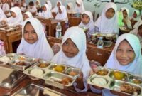 Siswa sedang menyantap makan bergizi gratis dari pemerintah/ sumber foto; tempo.co
