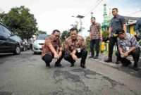 Gubernur Jawa Tengah, Ahmad Luthfi saat memantau kondisi jalan di Desa Bebengan Kecamatan Boja Kendal. Jum'at, 7/3/2025