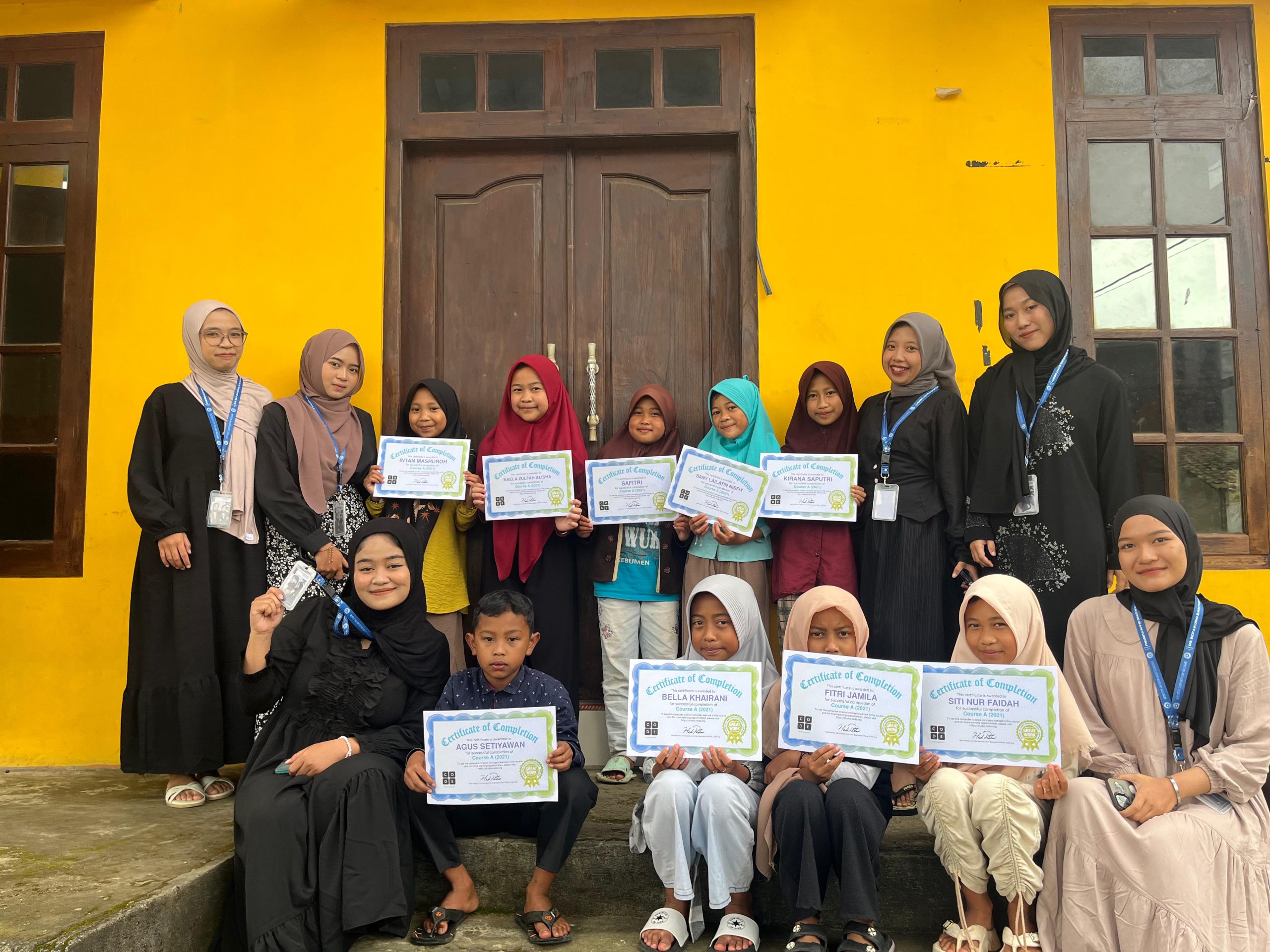 Mahasiswa KKN UPGRIS 2025 Kelompok 39 Kenalkan Game Edukasi Code.org kepada Siswa MI Darussalam