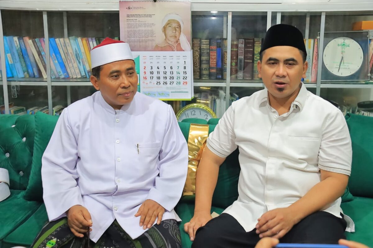 Gus Taj Yasin bersama Pengasuh Pondok Pesantren Fadhlul Fadhlan, KH Fadlolan Musaffa’